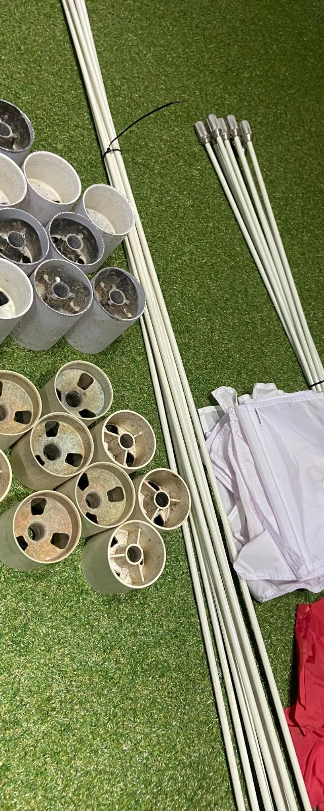 Kit com 18 Copos p/ Buraco e 18 Bandeiras p/ Campo de Golfe