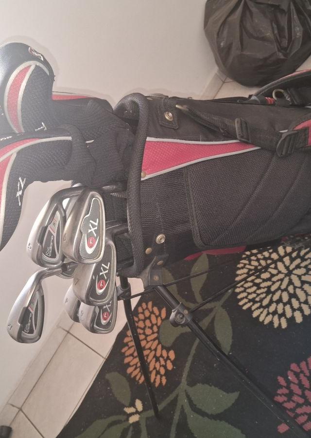 Vendo ou Troco meu set completo de tacos de Golfe Top Flite XL com bolsa (usado) por barraca de camping em EXCELENTE estado SEM FURO ou peças faltantes. Base de valor para troca USD 200.